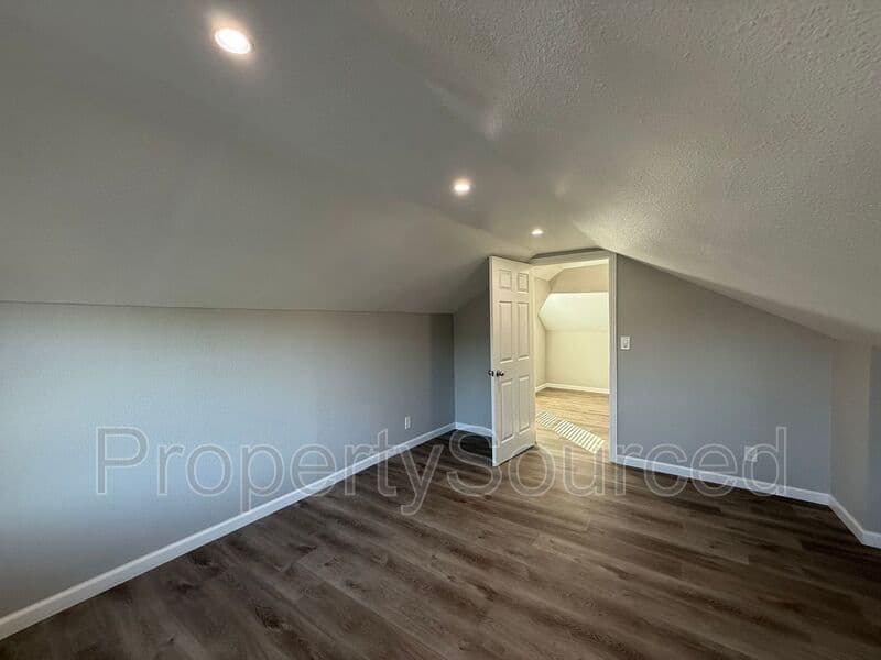 Manteca House: 807 W Yosemite