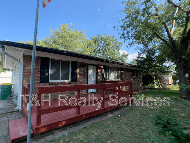 Fortville House: 733 Laurel Lane