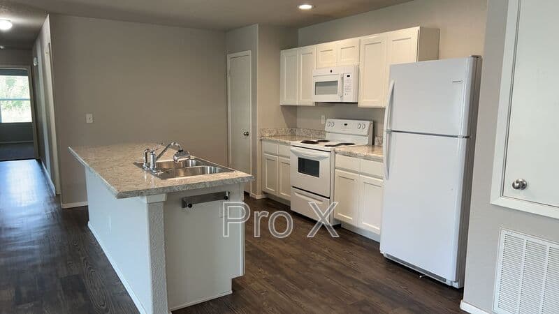 Farmington House: 225-227 N Marietta Way