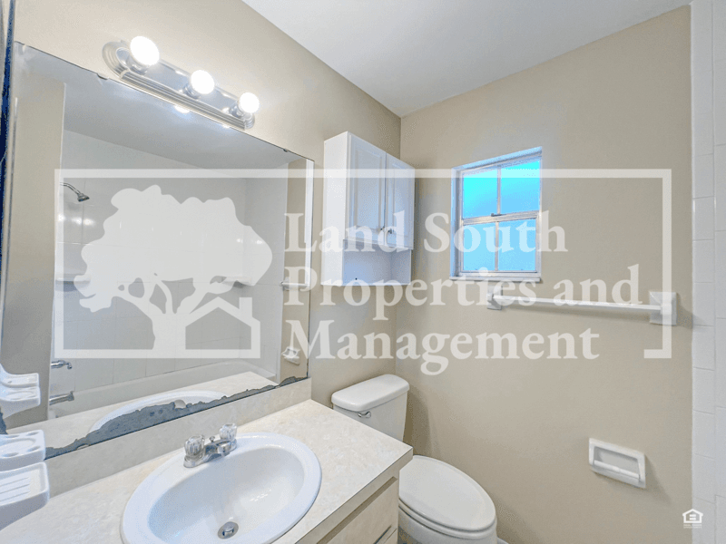 Lakeland House: 5827 Charlton Drive