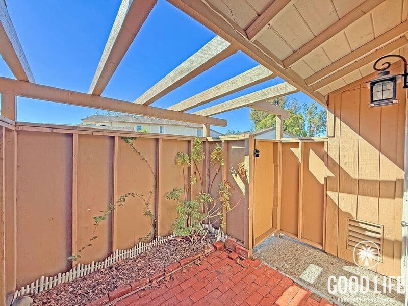 La Mesa House: 6050 Henderson Dr