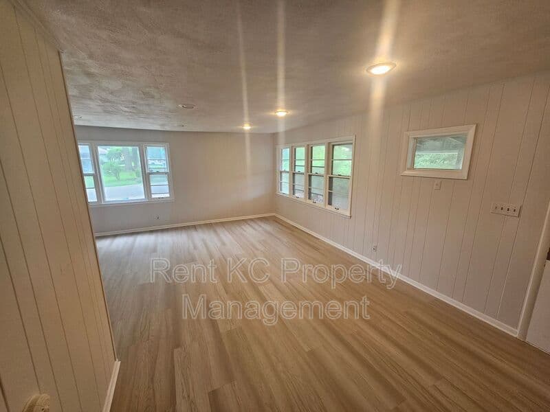 Kansas City House: 800 E 75th Terrace