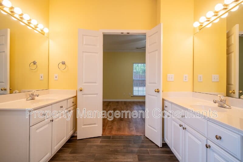 Madison House: 216 Horseshoe Bend North