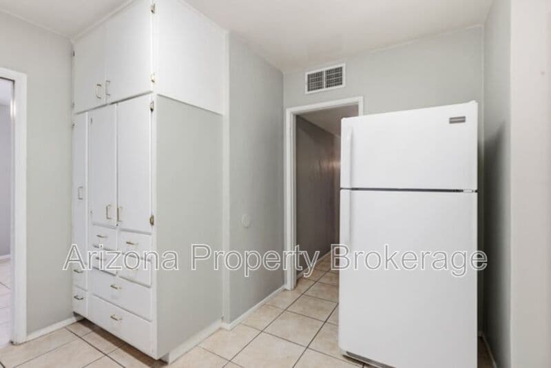 Phoenix House: 4640 E. Oak St.