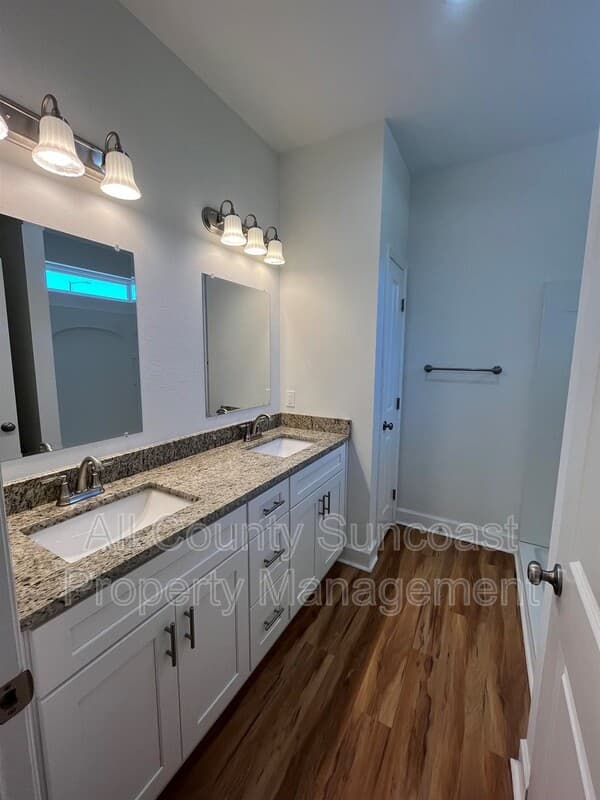 Monticello House: 325 Melrose Dr