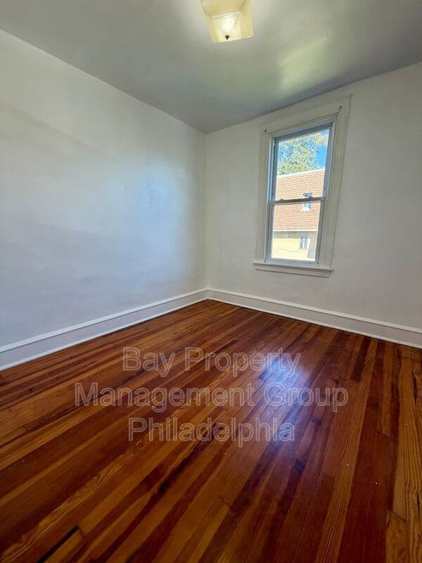Collingdale House: 7 Rhodes Ave