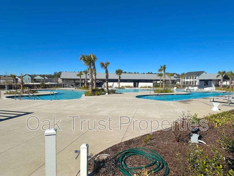 Summerville House: 651 Blueway Avenue