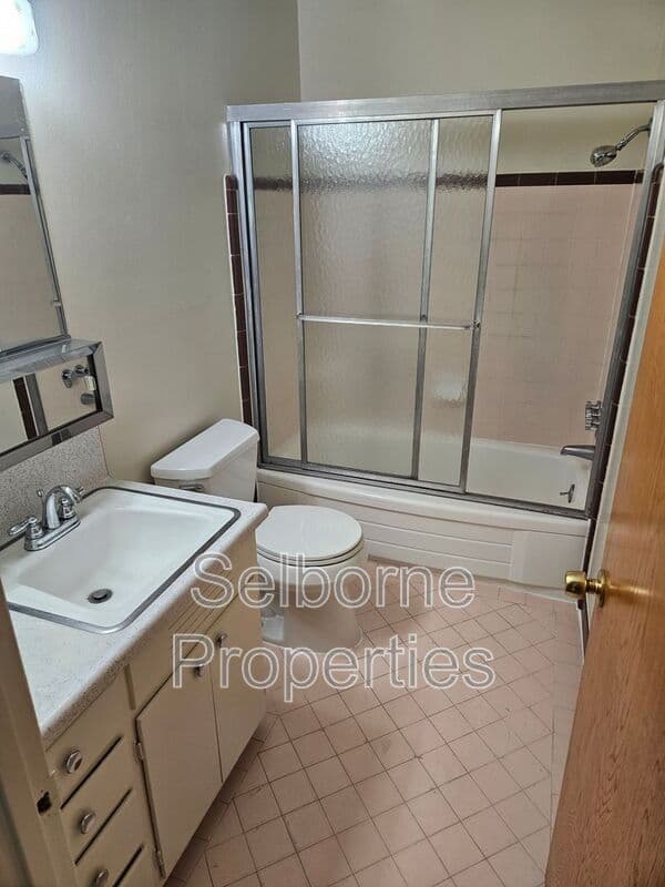 Oakland House: 2500 Ivy Dr.
