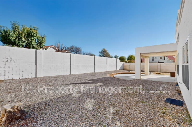 Rio Rancho House: 233 Nicklaus Drive Southeast