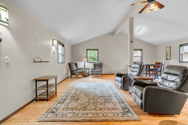 Portland House: 9255 Southwest Boones Ferry Road