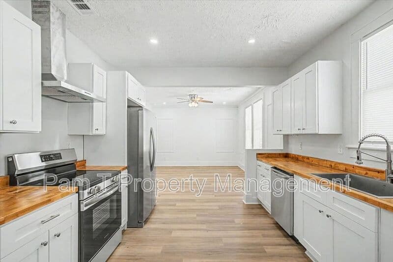Savannah Condo: 613 W 39th St
