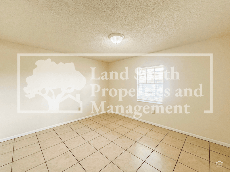 Lakeland House: 5825 Charlton Drive