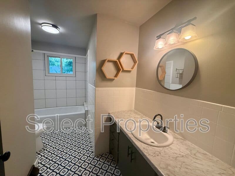 Jonesboro House: 316 Marzee Ann Drive