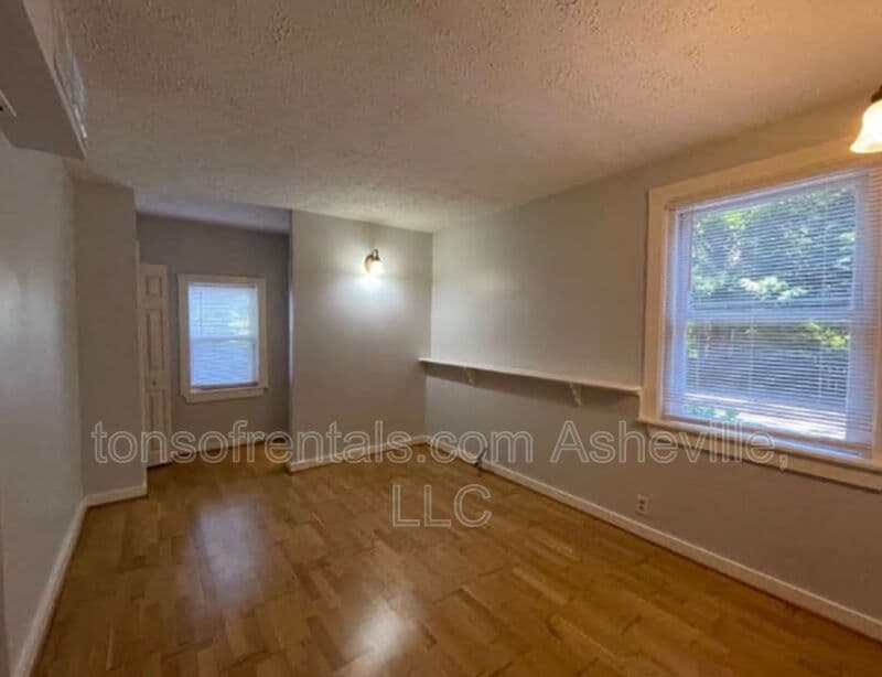 Hendersonville House: 1316 Hyman Ave. 1