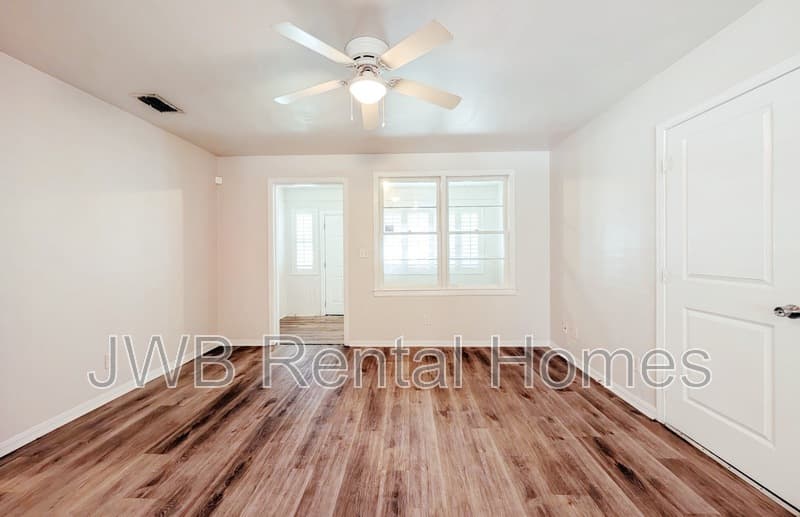 Jacksonville House: 768 Gardenia Ln