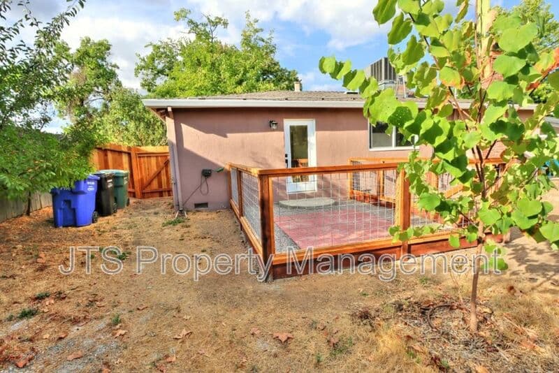 Fair Oaks House: 6906 Pin Oak Court