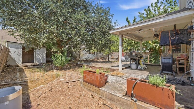 New Braunfels House: 922 Darion St