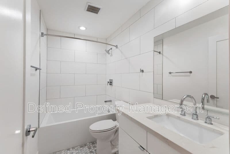 Los Angeles Condo: 1546 Bundy Drive