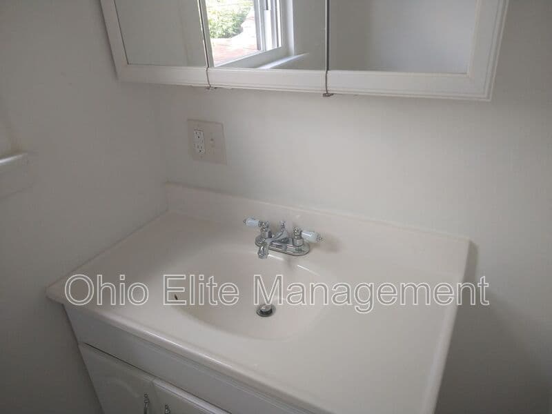 Columbus House: 206 N Harris Ave
