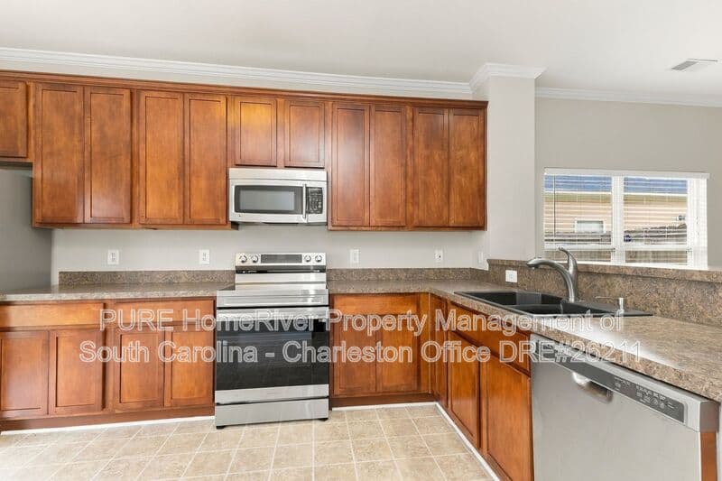 Summerville House: 207 Summer View Rd