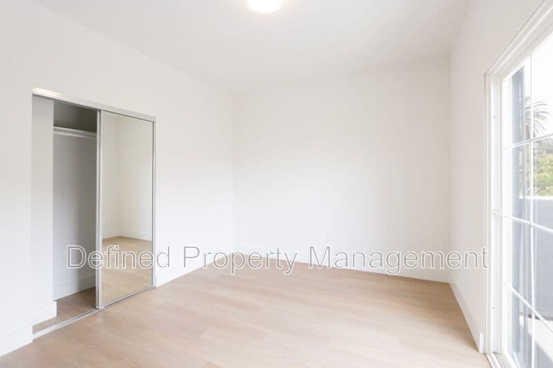 Los Angeles Condo: 1325 N Poinsettia