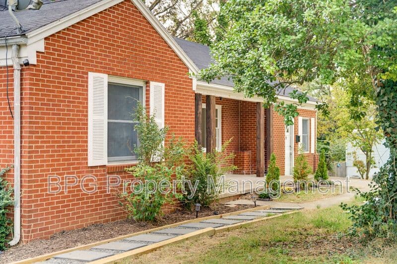 Woodstock Condo: 204 N Muhlenberg St