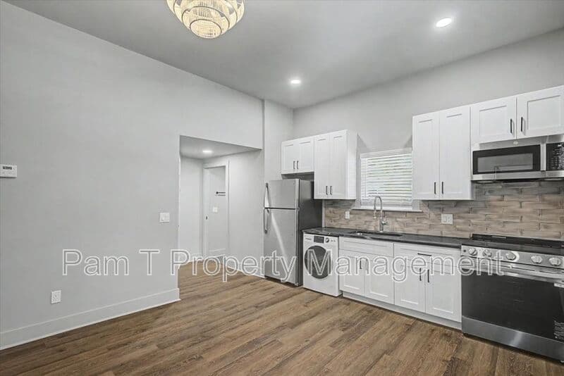 Savannah Condo: 638 E 37th St