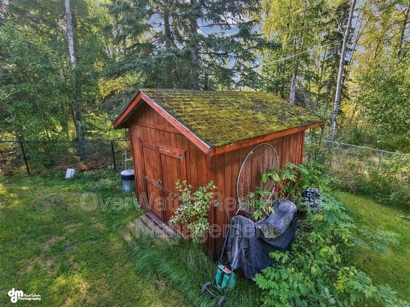 Eagle River House: 10610 High Bluff Dr