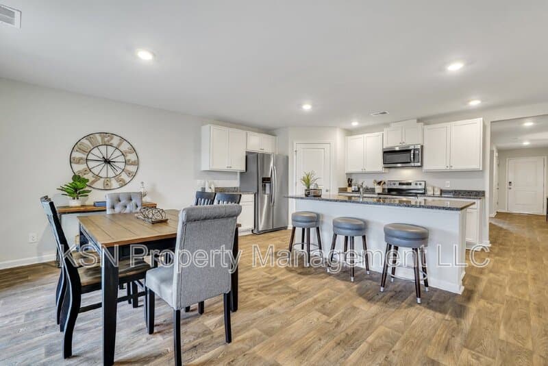 Bloomingdale House: 224 Skylark Rd