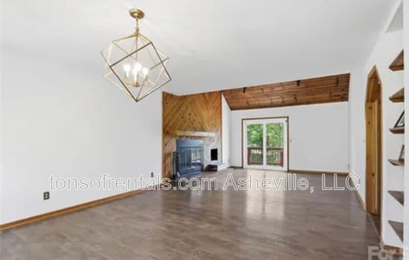 Hendersonville House: 207 Wood Dale Drive