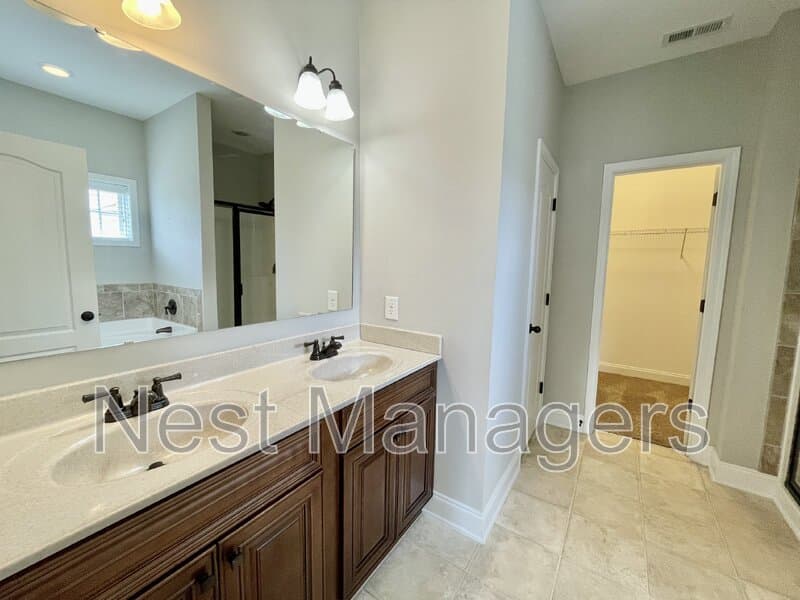 Hope Mills House: 5849 Crepe Myrtle Drive