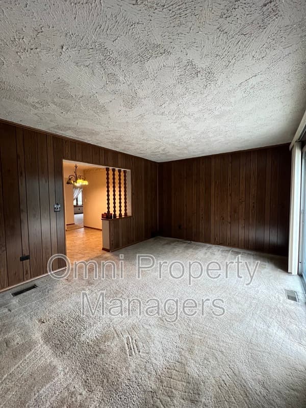 Warren House: 27359 Liberty Dr