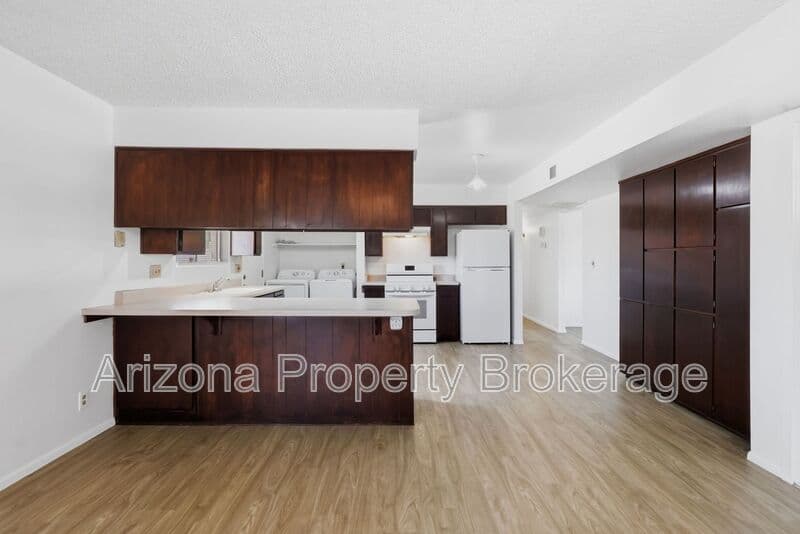 Mesa House: 2106 E Evergreen St