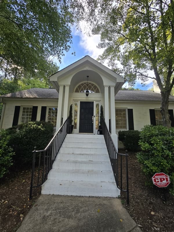 Raleigh House: 5516 Den Heider Way