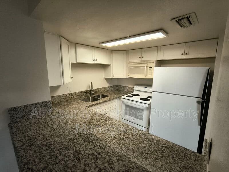Glendale Townhome: 7524 N 47th Dr.