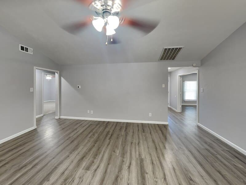 Euless House: 300 Newport Cir