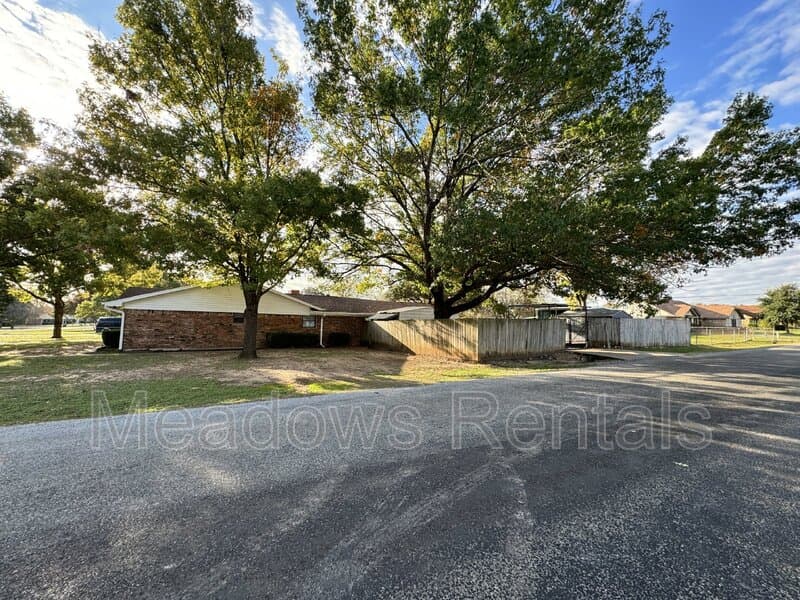 Lorena House: 140 Towne West Drive