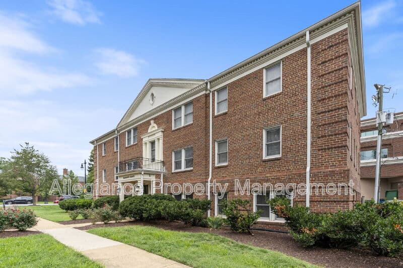 Alexandria House: 718 S Washington St