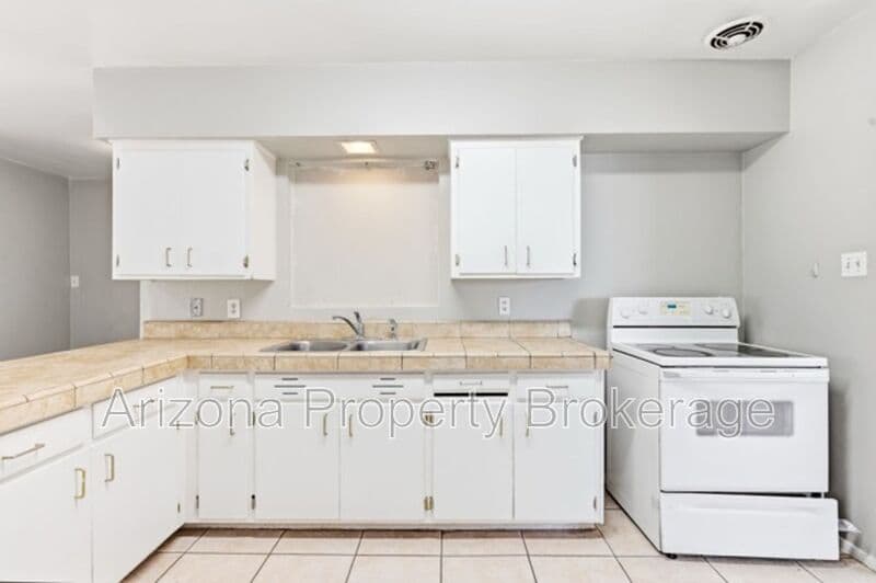 Phoenix House: 4640 E. Oak St.