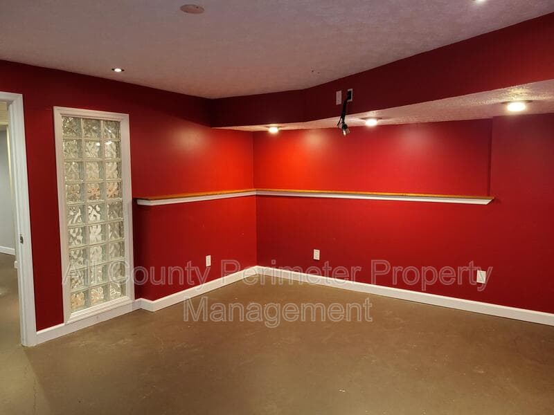 Lithonia House: 694 Shore View