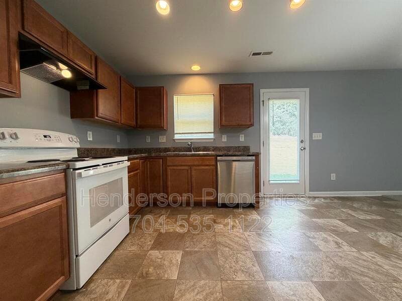 Charlottte House: 9025 Sharpes Cir
