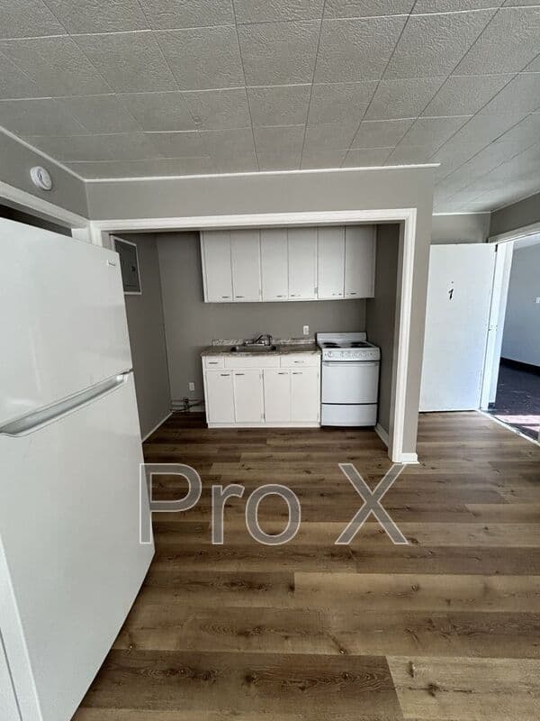 Baxter Springs House: 126 E 13th