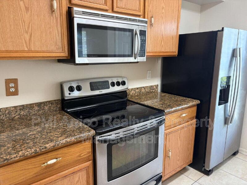 Tampa Townhome: 7430 E Bank Dr