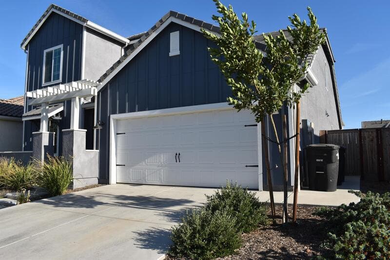 Madera House: 610 Wood Crest Avenue