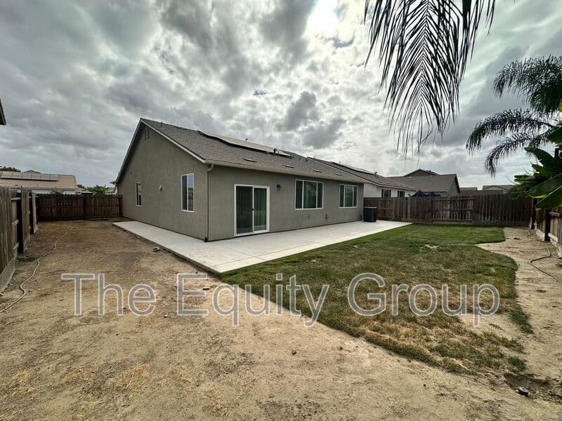 Visalia House: 2231 South Lebec St