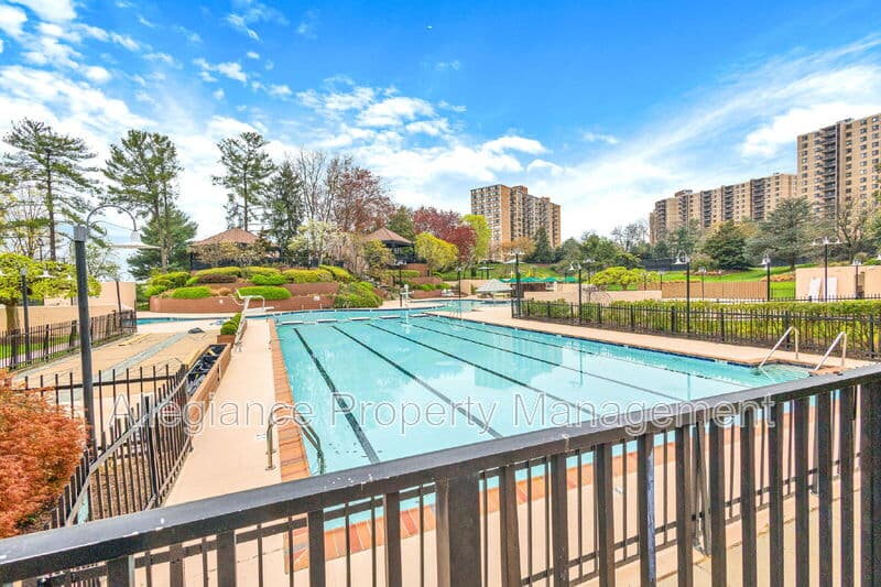 Alexandria House: 205 Yoakum Pkwy