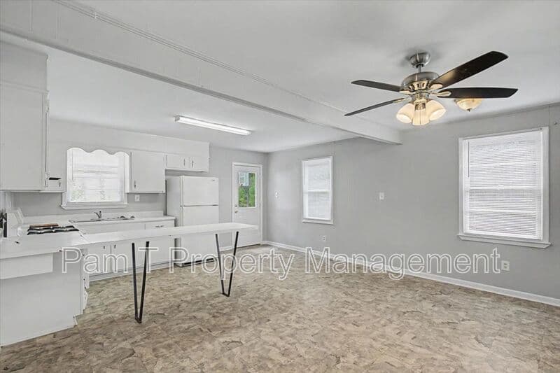 Savannah House: 2619-A Livingston Ave.