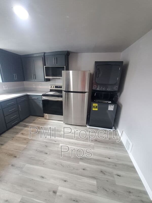 Milwaukee Condo: 159A S 78th St