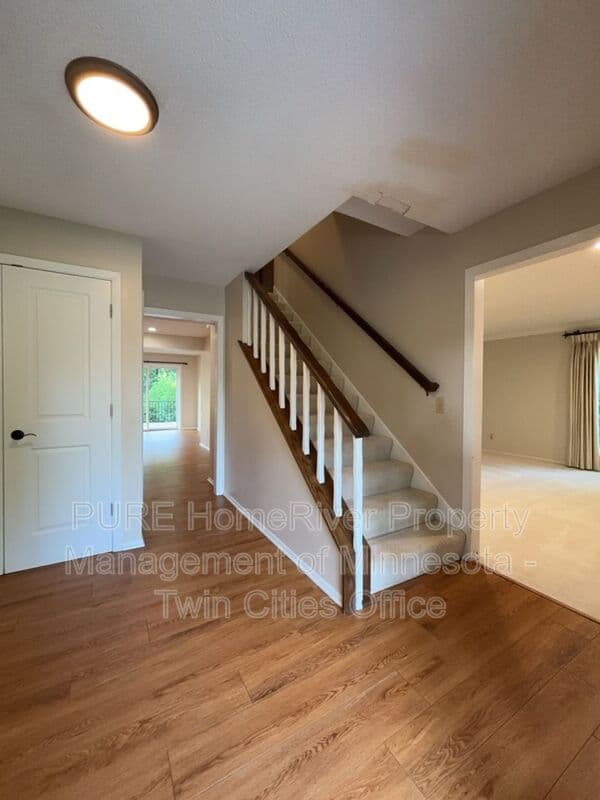 Edina House: 7420 Hyde Park Cir