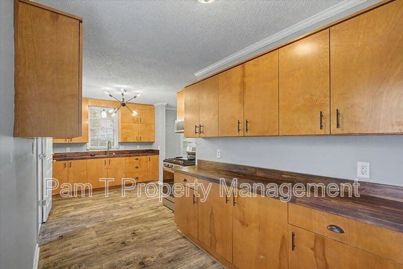 Savannah House: 212 W 58th St